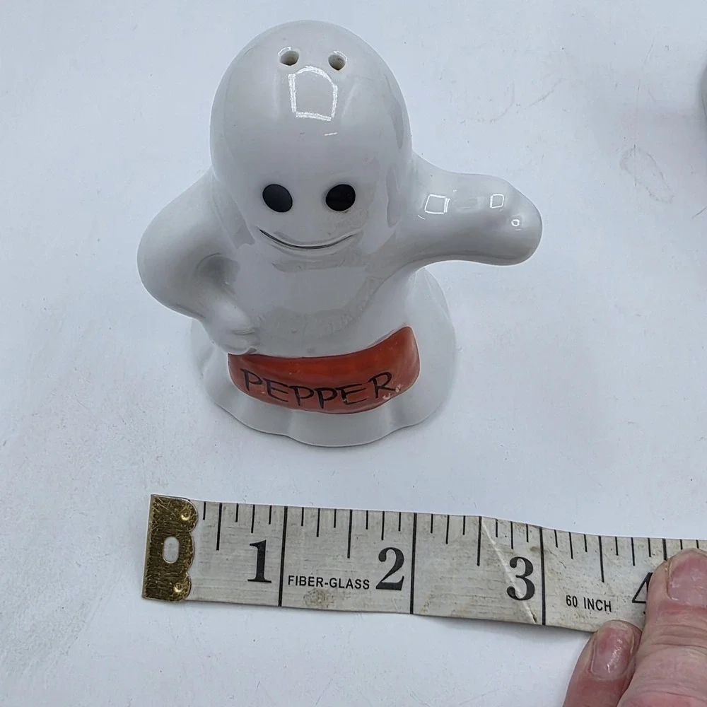 Vtg Ghost Salt & Pepper Shakers Ceramic Small White Set Of 2‎ Halloween Decor